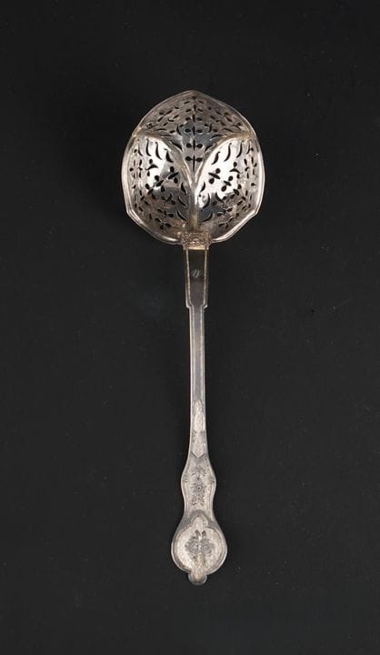 950°/00 silver sprinkling spoon
Floral openwork de