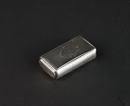 950°/00纯银矩形鼻烟盒，饰有花卉纹章，背景为镌刻的波浪纹。
米诺娃（Minerve）第一级纯度