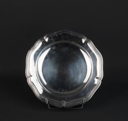 Round 950°/00 silver plate
Scalloped rim with fill