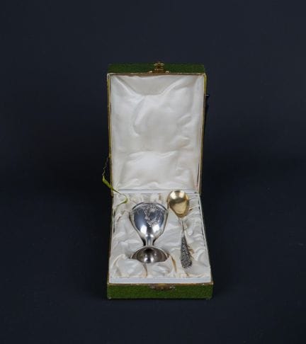 950°/00 silver egg cup and spoon with rocaille dec