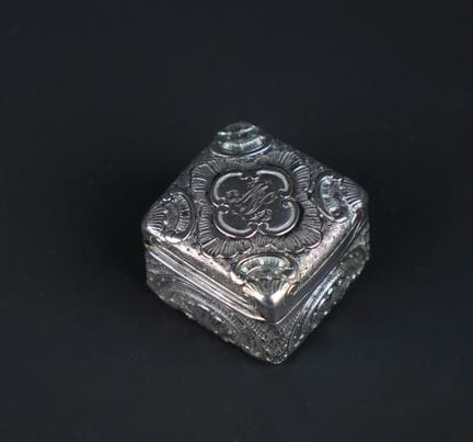 800°/00纯银方形盒，饰有丰富的花冠与贝壳式洛可可纹样
中央多瓣徽章镌刻“MB”字母组合
内壁为