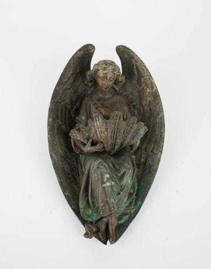 Acquasantiera in bronzo patinato raffigurante un a