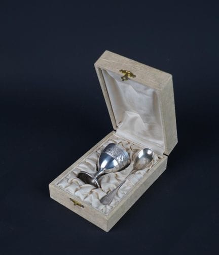 Egg cup and spoon in 950°/00 silver, decorated wit