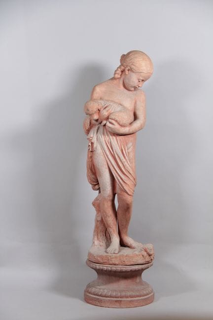 Jeune bergère à l'agneau – Grande sculpture en ter