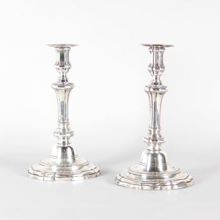 Paire de bougeoirs en argent massif – XVIIIe siècl