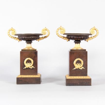 Paire de tazzas en bronze d'époque Charles X, XIXe