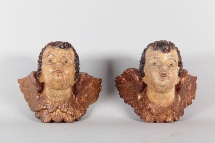 Paire de têtes d'angelots ailés en bois sculpté, p