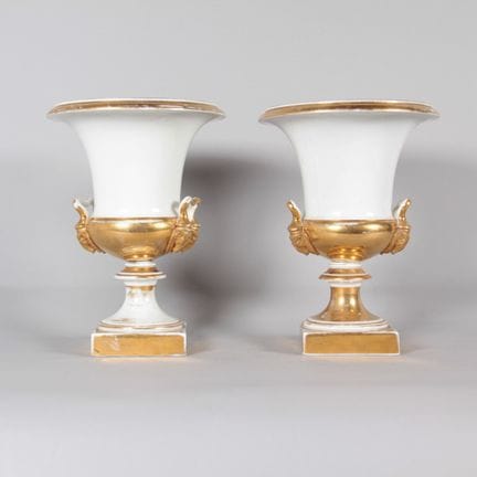 Paire de vases Médicis en porcelaine blanche et or