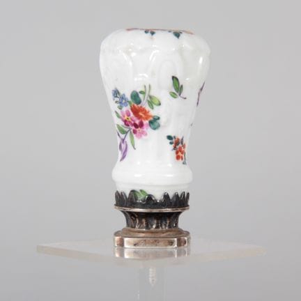 Meissen – Petit cachet en porcelaine polychrome à 