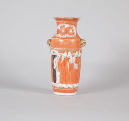 Vase en porcelaine polychrome à décor de dignitair