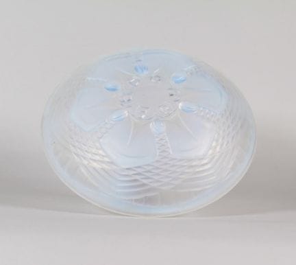 Coupe en verre opalescent moulé – Verrerie françai