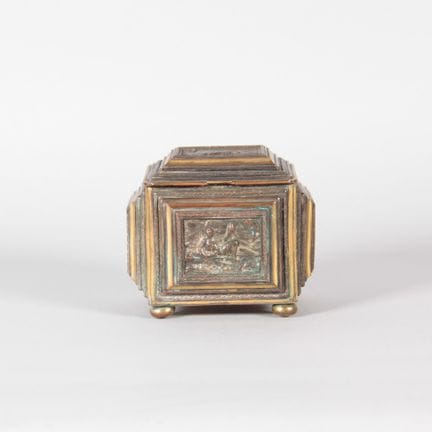 Coffret en bronze à décor de scènes mythologiques 