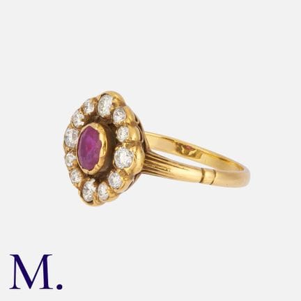 Bague en or jaune sertie d'un rubis et de diamants