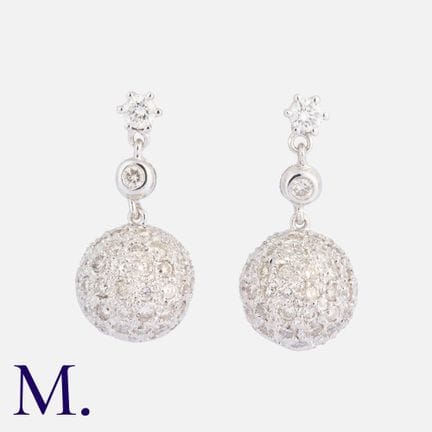 Une paire de boucles d'oreilles en diamant en or b