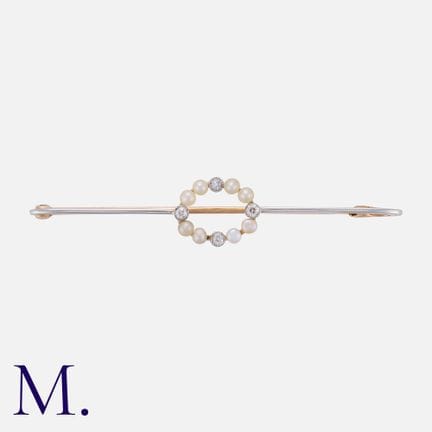 Une broche en or jaune ornée de perles et de diama