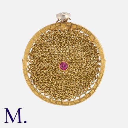 ATTR. CHARLES HOLL. Un porte-monnaie en maille d'o