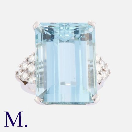 Bague en or blanc sertie d'une aigue-marine et de 