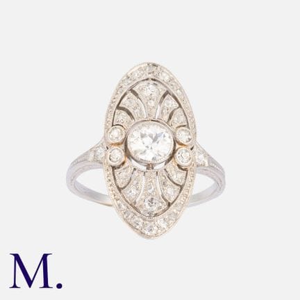 Une magnifique bague Art déco en platine, sertie d