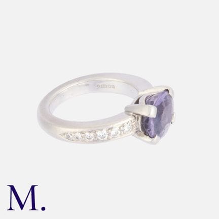 Bague en platine sertie d'un spinelle violet de ta