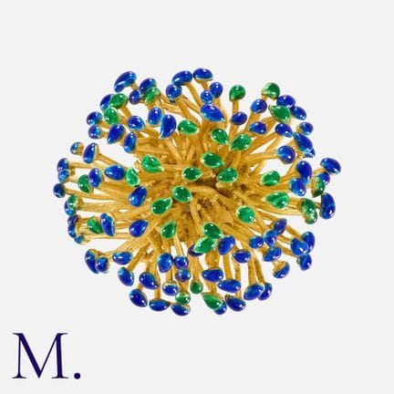 Une broche en émail et or jaune en forme d'anémone