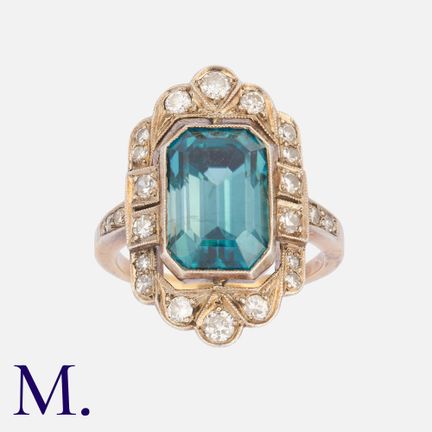 Bague en or jaune sertie d'un zircon bleu et de di