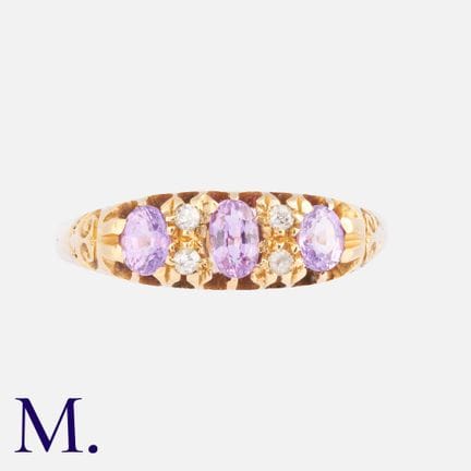 Bague en or jaune 18 carats sertie de saphirs rose