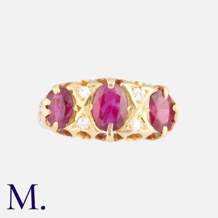 Bague en or jaune 18 carats sertie de rubis et de 