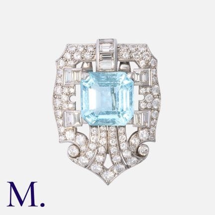 Une broche / un pendentif en platine, orné d'une a