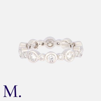 Une bague « Eternity » en platine, sertie d'une ra