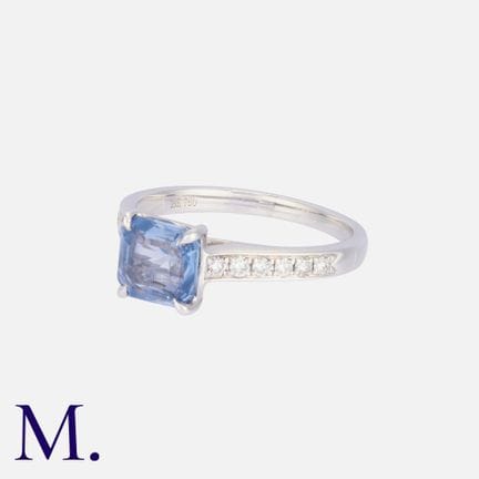 Bague en or blanc 18 carats sertie d'un saphir tai