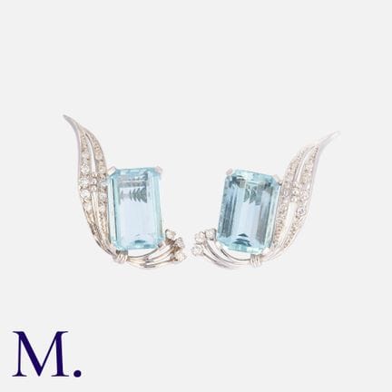 Une paire de boucles d'oreilles en platine, ornées