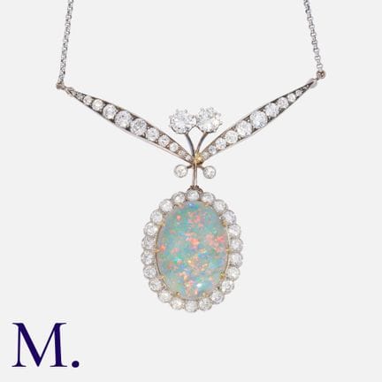 Collier avec pendentif en opale et diamants, en or