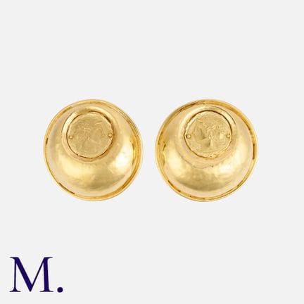 Une paire de boucles d'oreilles en or jaune 18 car