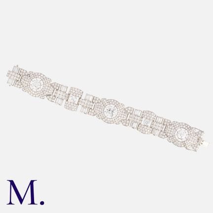 Un grand bracelet en or blanc serti de diamants, c