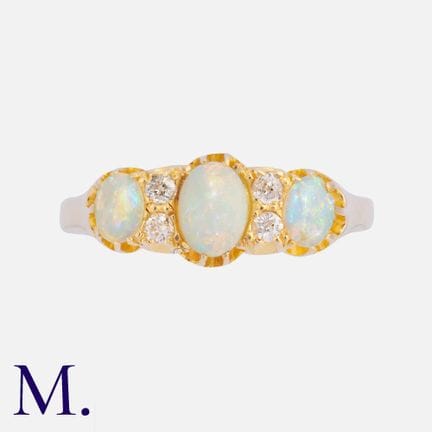 Bague en or jaune sertie d'opales et de diamants, 