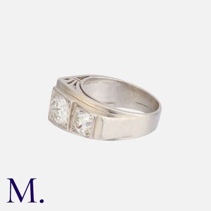 Une bague rétro en platine sertie de deux diamants