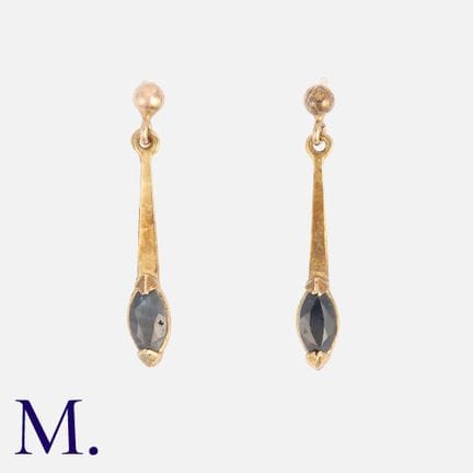 Une paire de boucles d'oreilles pendantes en saphi
