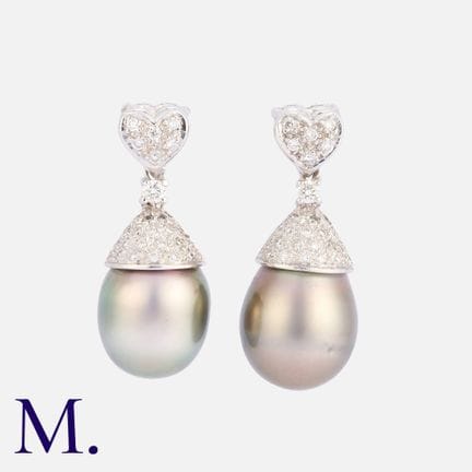 Une paire de boucles d'oreilles pendantes en perle