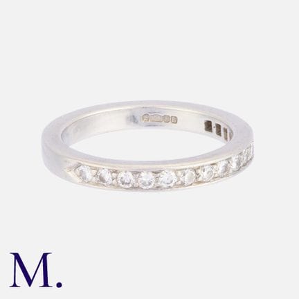 Une bague demi-éternité en platine, sertie de seiz