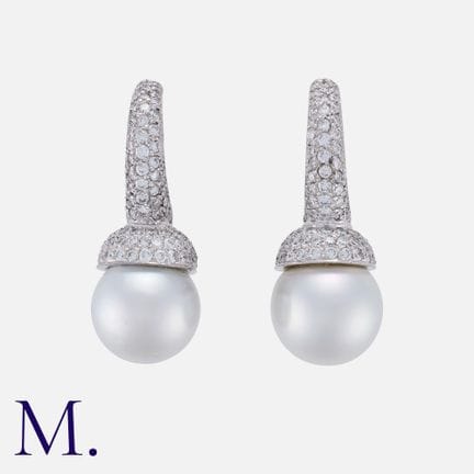 Une paire de boucles d'oreilles en or blanc 18 car