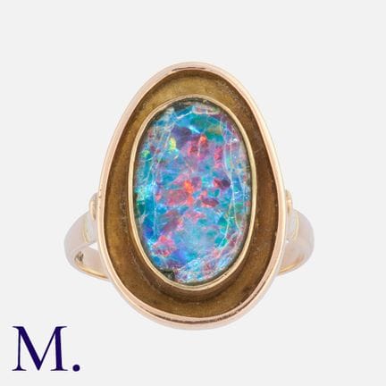 Bague en or jaune sertie d'une opale ovale en cabo