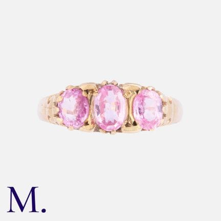 Bague en or jaune sertie de trois saphirs roses, c