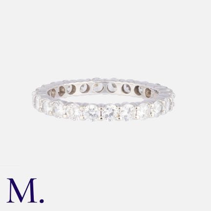 Une bague « Eternity » en or blanc 14 carats, sert