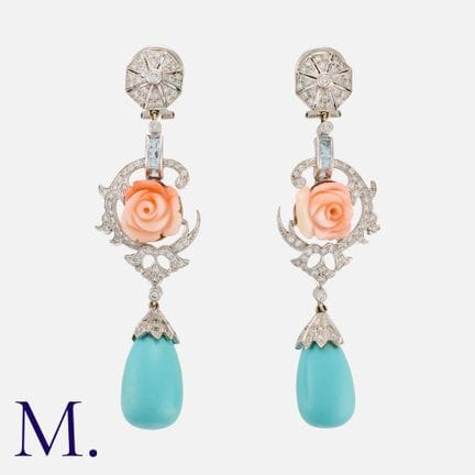 Une paire de grandes boucles d’oreilles en or blan