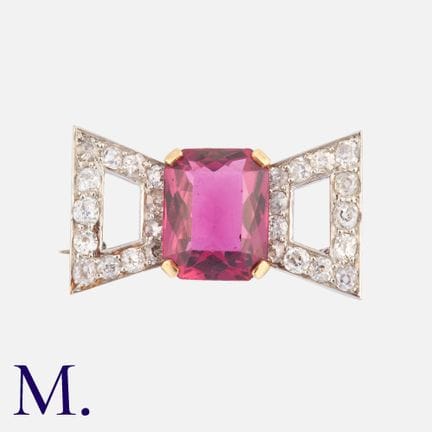 Une broche en rubellite, tourmaline et diamants, e