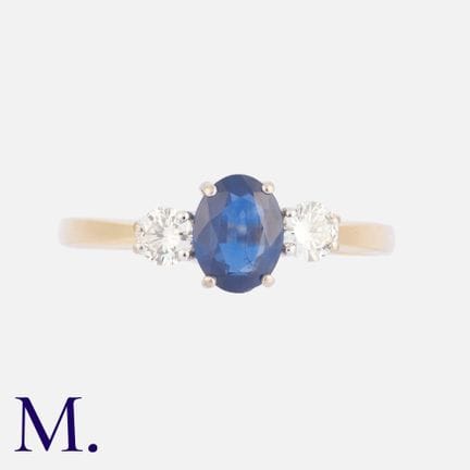Bague à trois pierres en saphir et diamants, en or