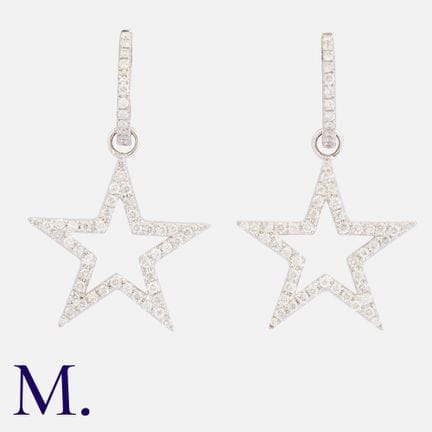 Une paire de boucles d'oreilles en diamant en or b