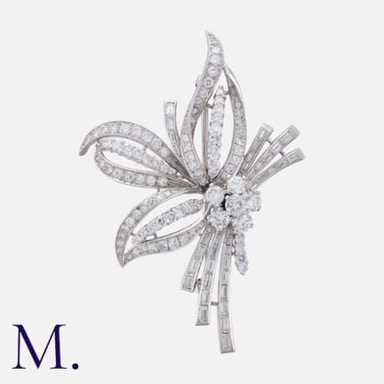 Broche en platine en forme de bouquet floral, sert