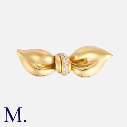 Une broche en forme de nœud en or jaune 18 carats,