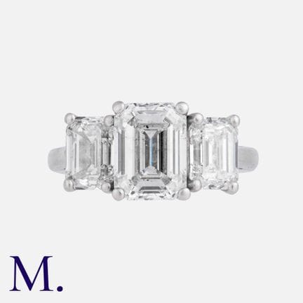 Une magnifique bague en platine sertie de trois di